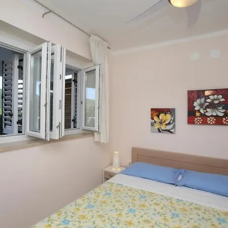 4 Apartment *